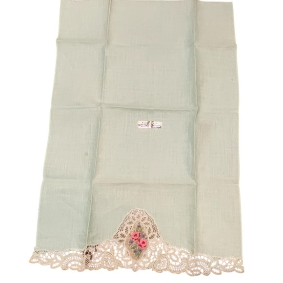 LADIES HANKIE/ Doily EMBROIDERY FLOWERS AND CROCHET Vtg Granny - Picture 4 of 11